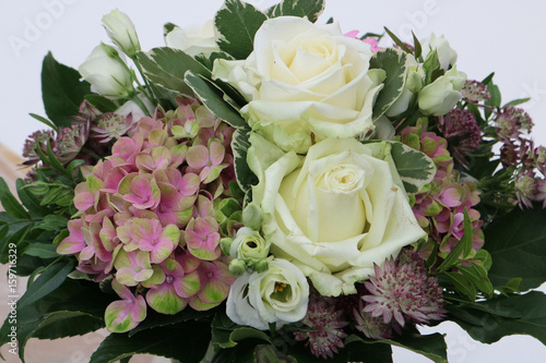 Blumenstrauß Natur weiß pink Rosen Grün