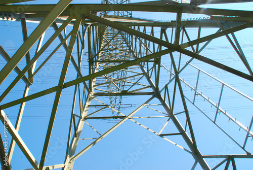 Strommast vor blauem Himmel von unten photo