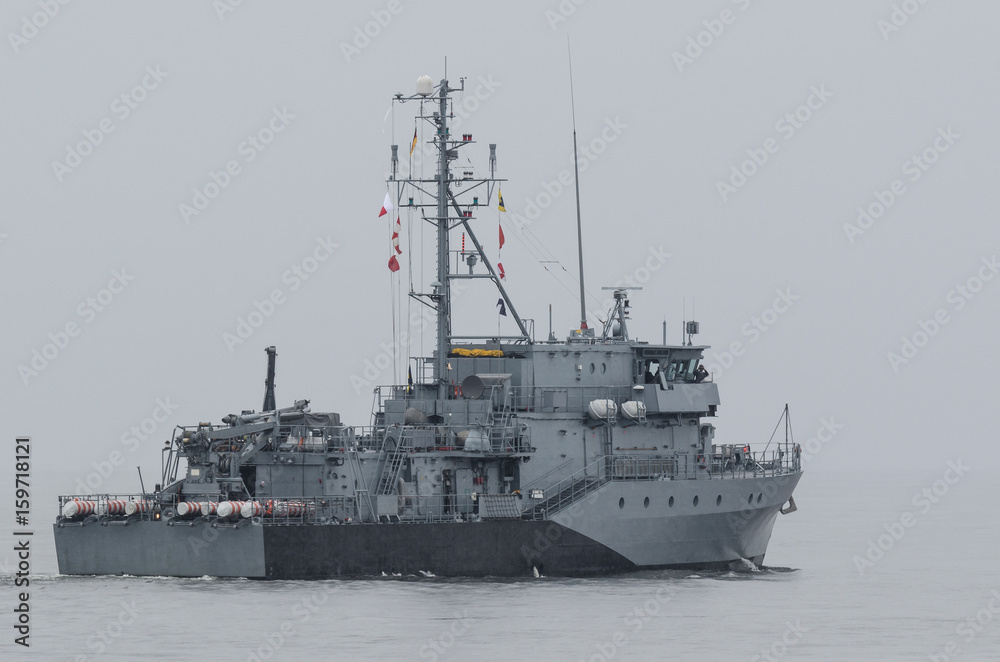 MINEHUNTER - German warship sails into the sea
