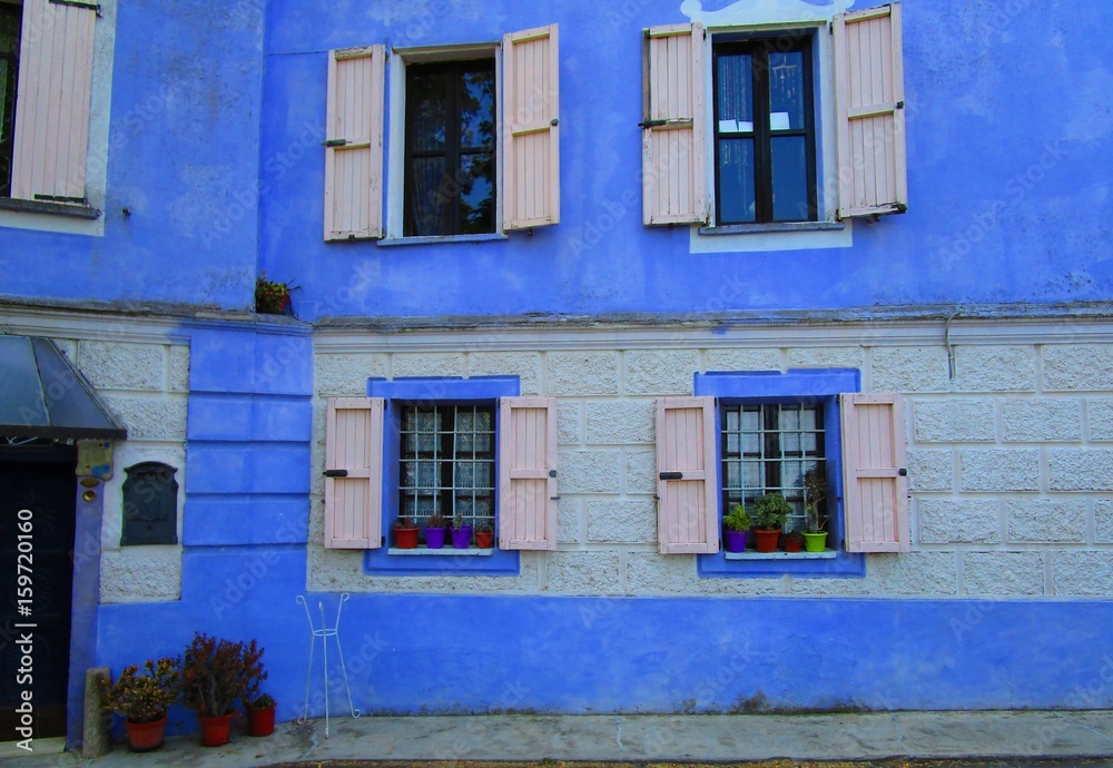 Finestre della Casa bianca E Azzurra Di Maranzana Supercolor 2017