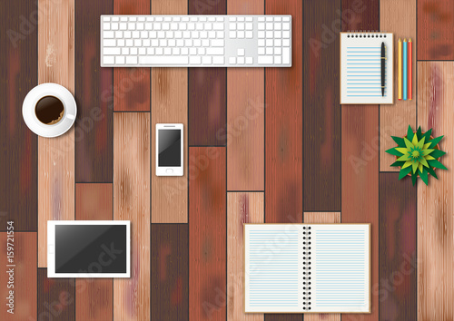 Fournitures de bureau sur plancher en bois