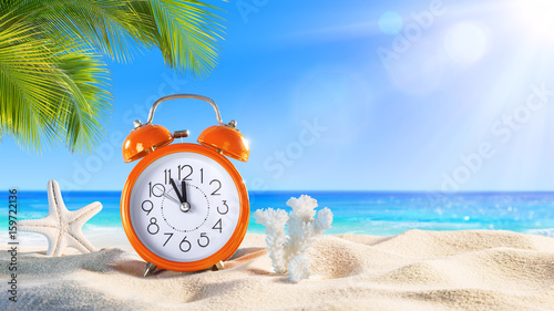 Foto Last Minute - Summertime Concept - Alarm In The Tropical Beach