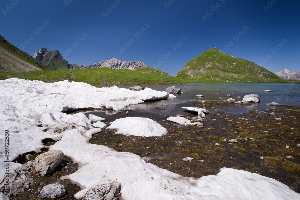 Obraz premium Summer snow in the mountains