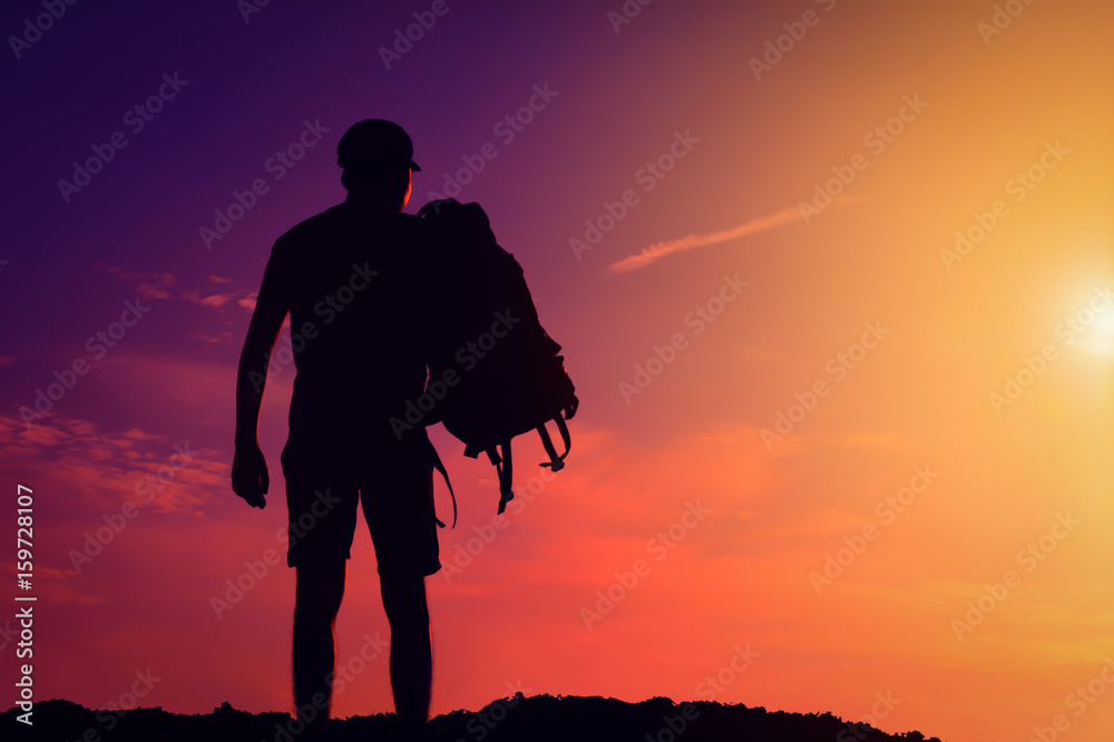 silhouette of the people with a shoulder bag to see the sun