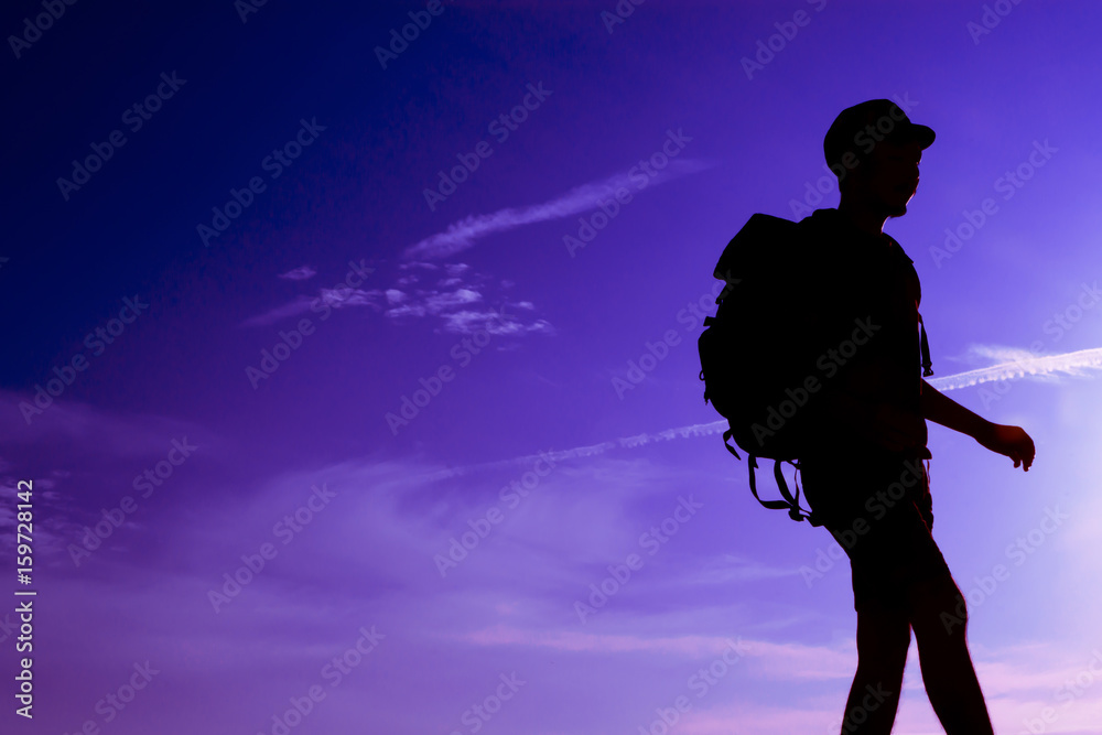 silhouette of the people with a shoulder bag to see the sun