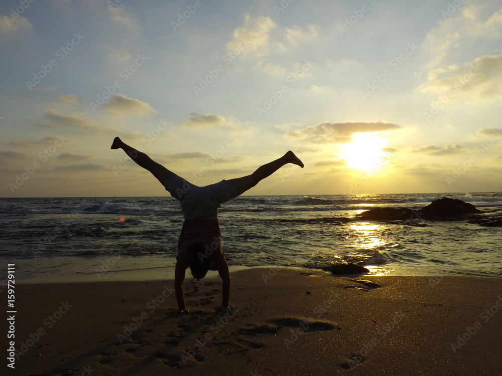 Fototapeta premium playing in the beach