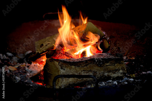 Brennendes Holz erzeugt eine schöne Flamme