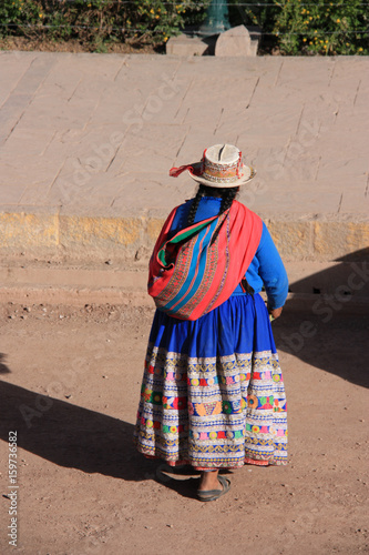 Péruvienne en costume traditionnel au marché de Chivay au Pérou