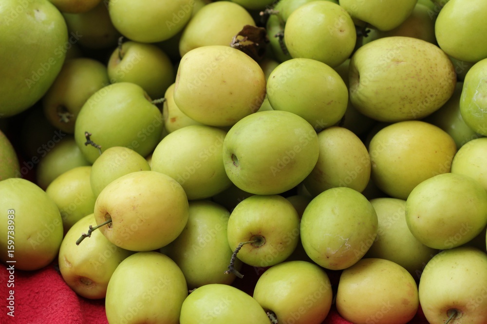 Green apples is delicious heaped a lot . Green apples is delicious heaped a lot .