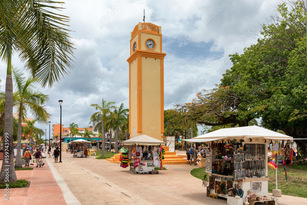 Fototapeta premium Turmuhr am Platz in San Miguel, Cozumel, Mexiko