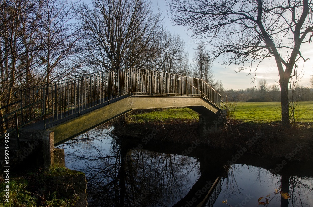 Obraz premium Old metal bridge at sunset
