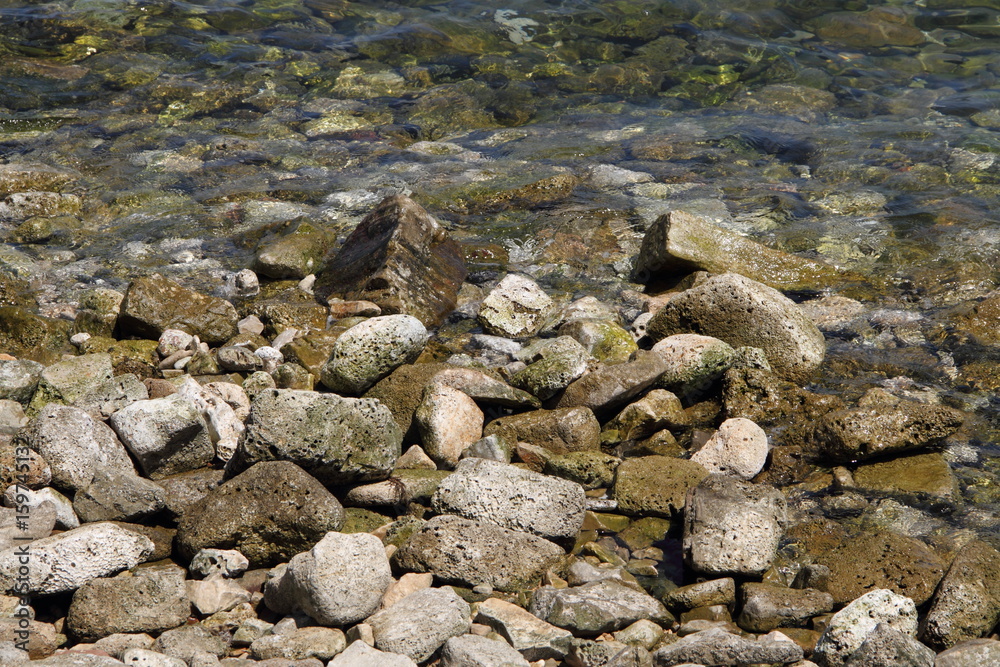 Steine am Wasser