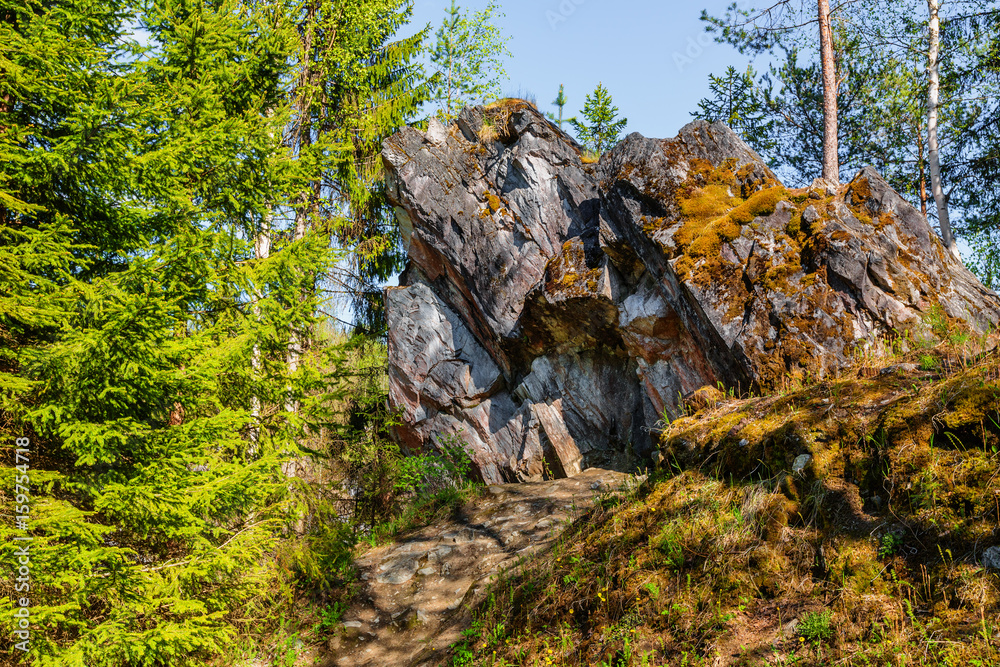 Fototapeta premium Mossy rocky ledge in Ruskeala Park