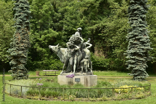Fotografie La statue de l'Abondance et son socle au milieu d'un enclos circulaire de végéta