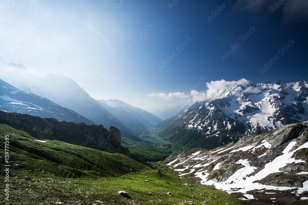 Fototapeta premium Vallée de Serre Chevalier depuis Col du Lautaret Galibier dans les Alpes Françaises