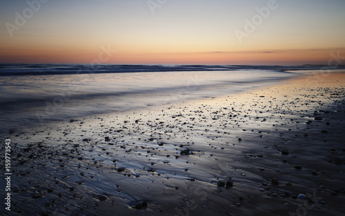 Steine am Strand im Abendlicht