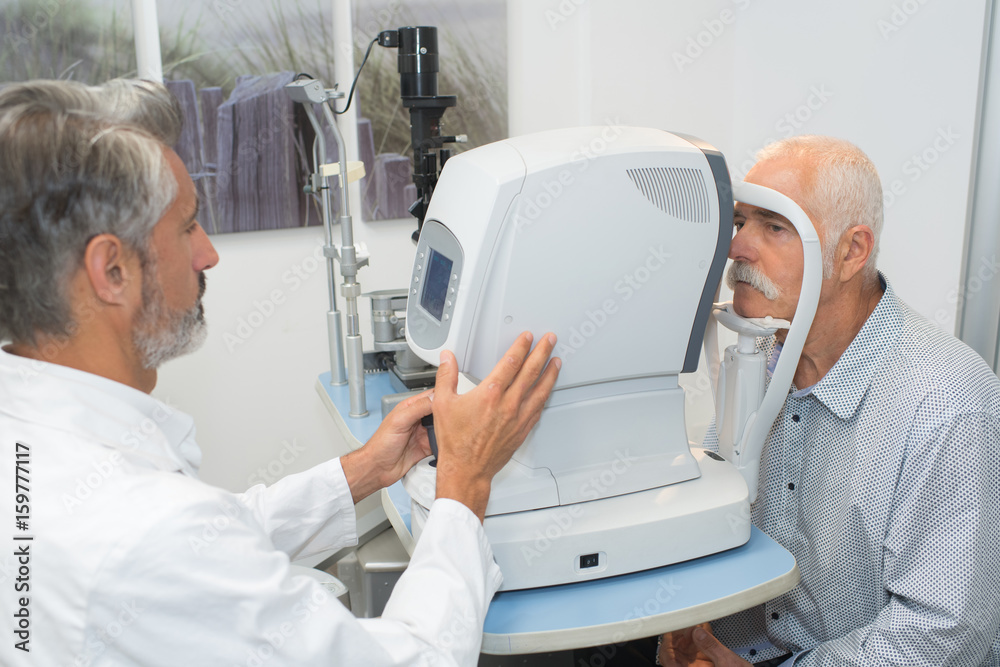 Obraz premium optometrist doing sight testing for patient in clinic