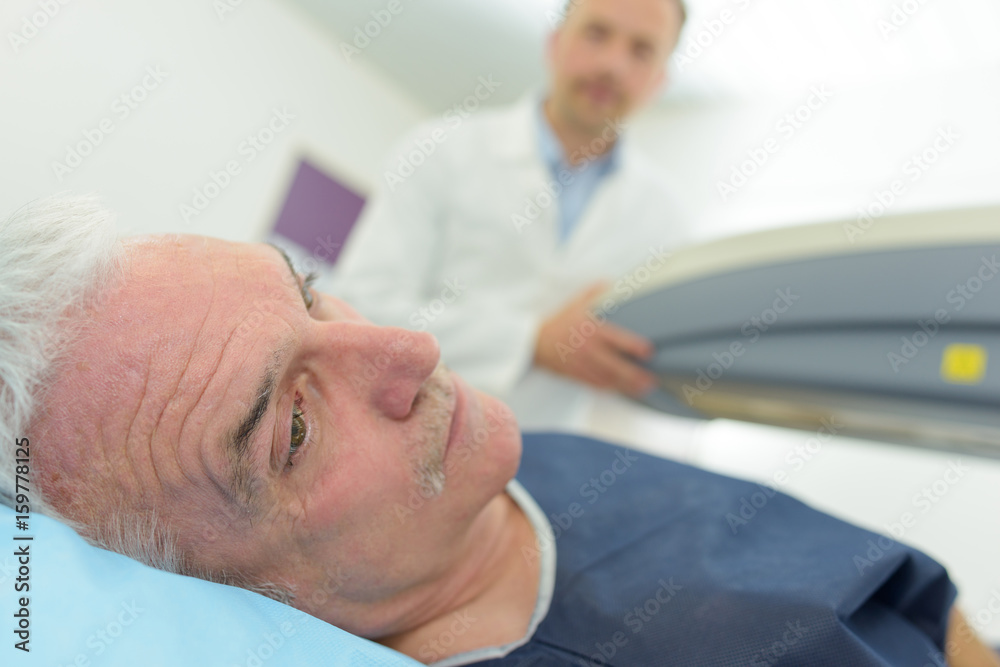 Obraz premium worried patient at hospital bed waiting to be treated