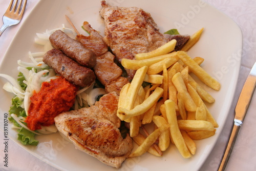 Grillplatte mit Pommes