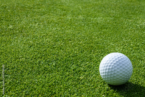 Boczny widok piłka golfowa na kładzenie zieleni
