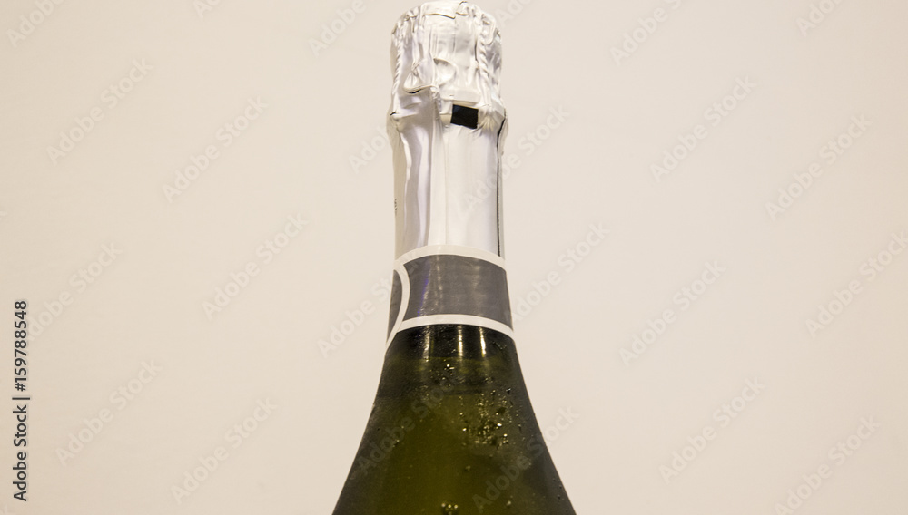 Dettaglio di un elegante bottiglia di spumante pronta per essere stappata  Stock Photo | Adobe Stock