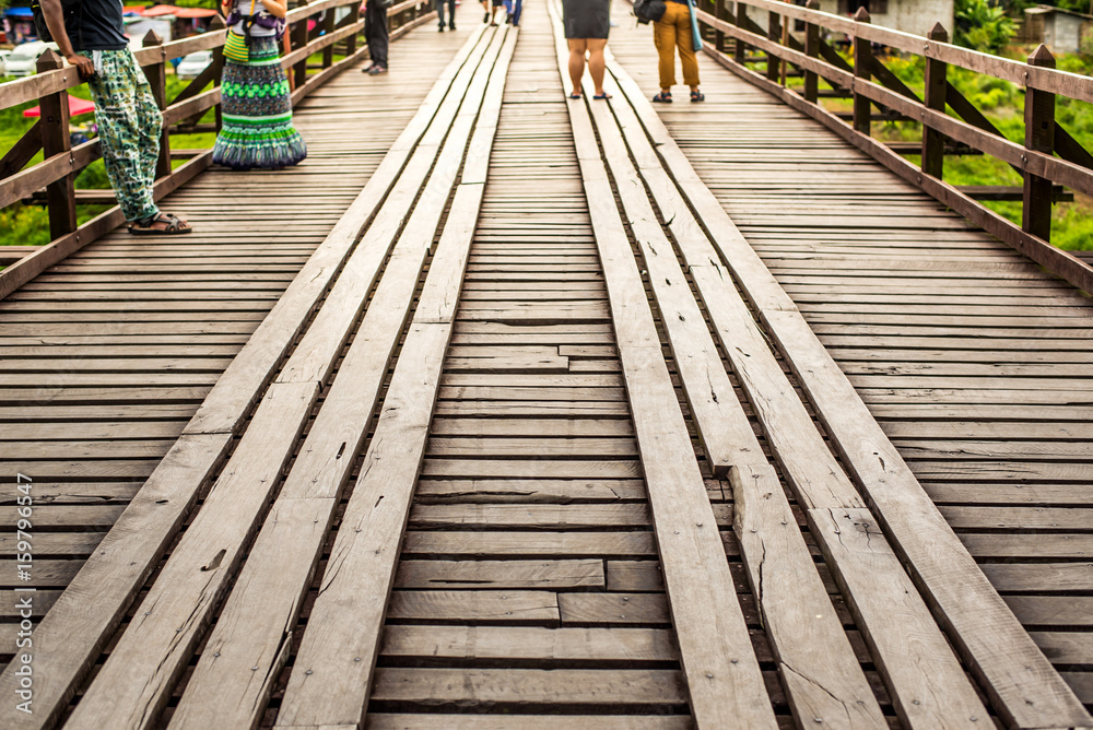 Obraz premium (Mon Bridge) Wooden bridge over the river in Sangkhlaburi District, Kanchanaburi, Thailand.