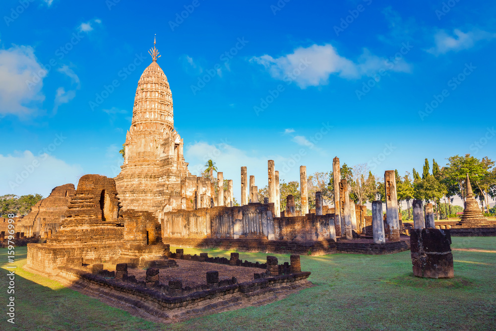 Fototapeta premium Wat Phra Si Rattana Mahathat - Chaliang at Si Satchanalai Historical Park, a UNESCO World Heritage Site in Thailand