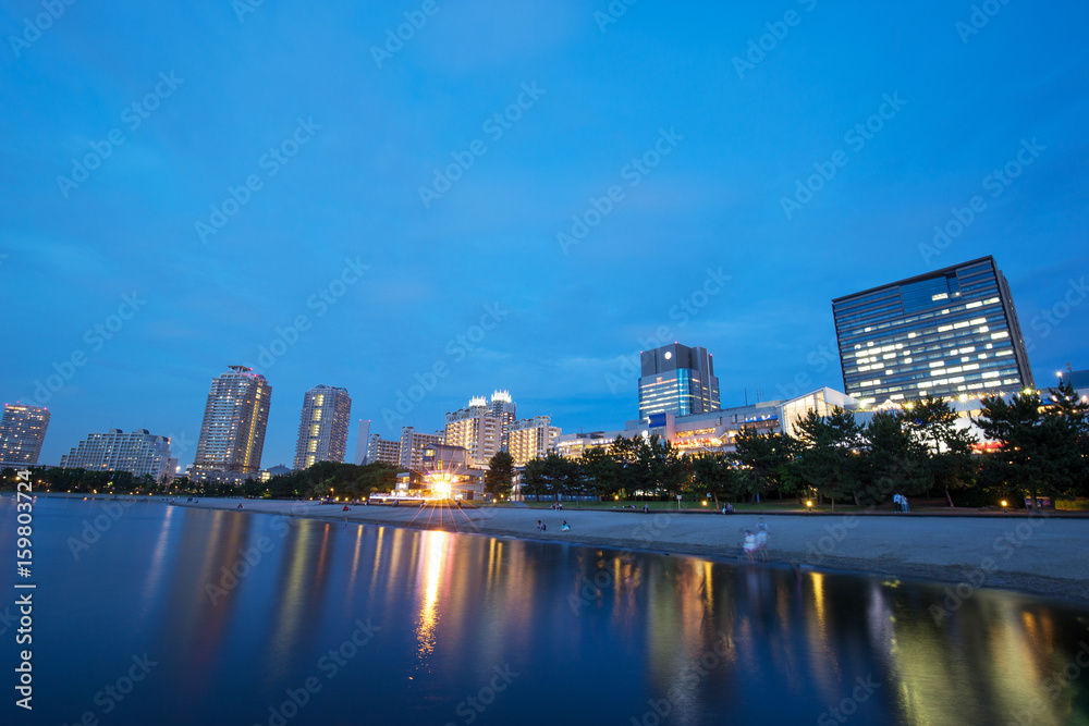Fototapeta premium modern buildings near water at night