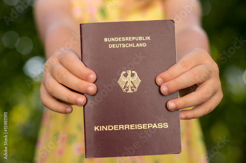 Mädchen zeigt deutschen Kinderreisepass