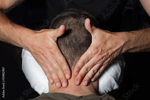 Fotografi homme pratiquant massage shiatsu assis sur une chaise