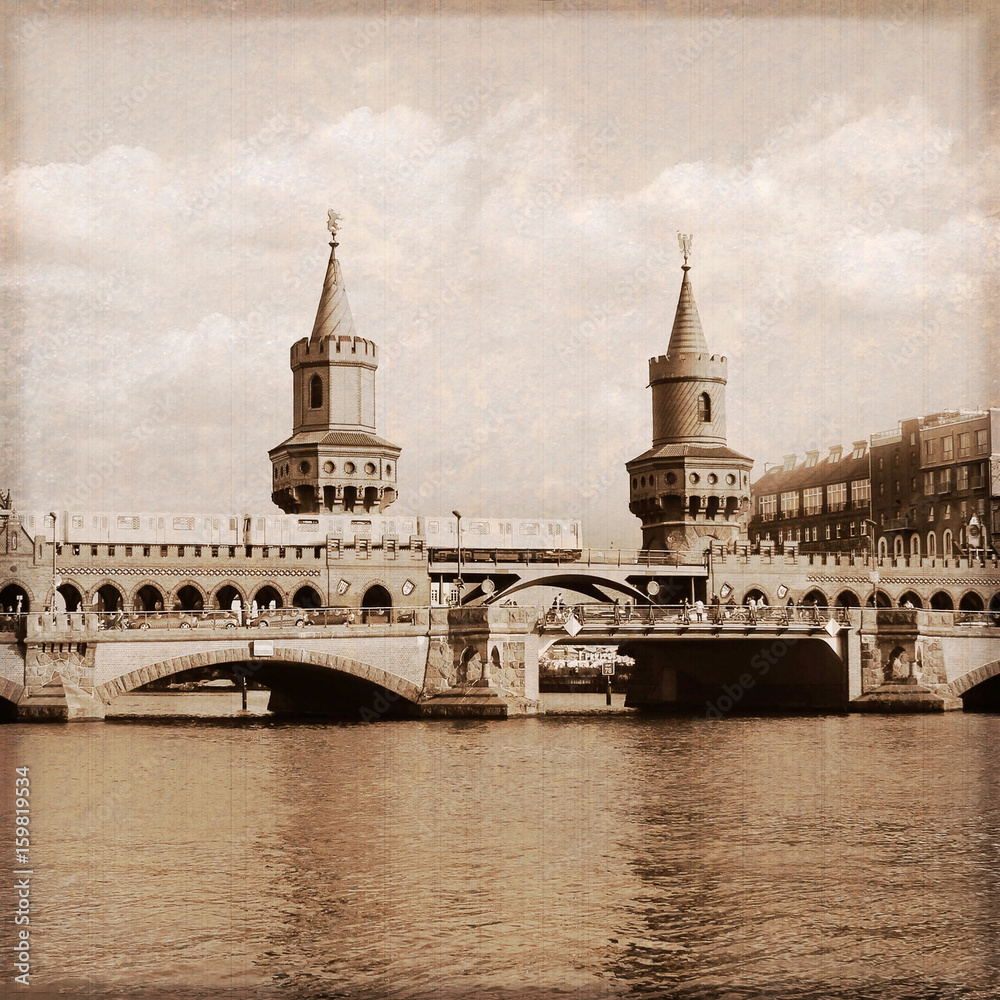 Naklejka premium Berlin / Oberbaumbrücke / Old photo effect 