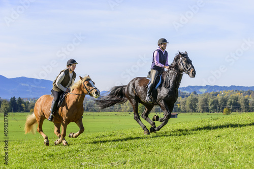 Reiterinnen im dynamischen Galopp © ARochau