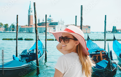 Turista a Venezia con gondole e porto sul mare