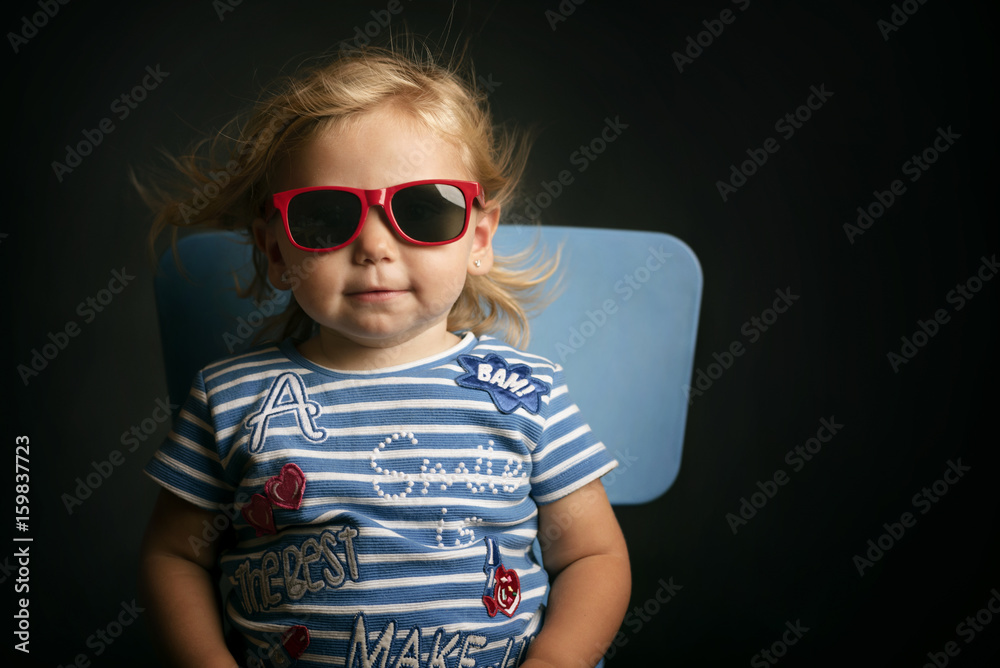 bebé con gafas de sol