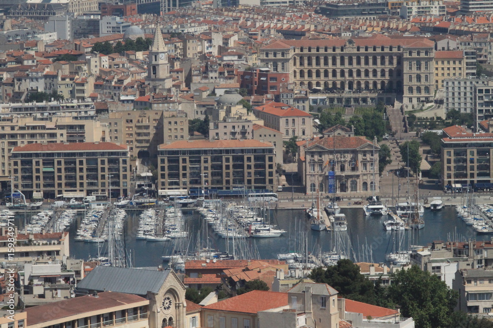 Blick auf den historischen Kern von Marseille mit Hotel de Ville, Hotel-Dieu und Panier Viertel