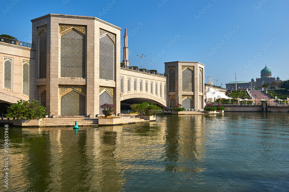 Naklejka premium Putra bridge in Putrajaya, Malaysia