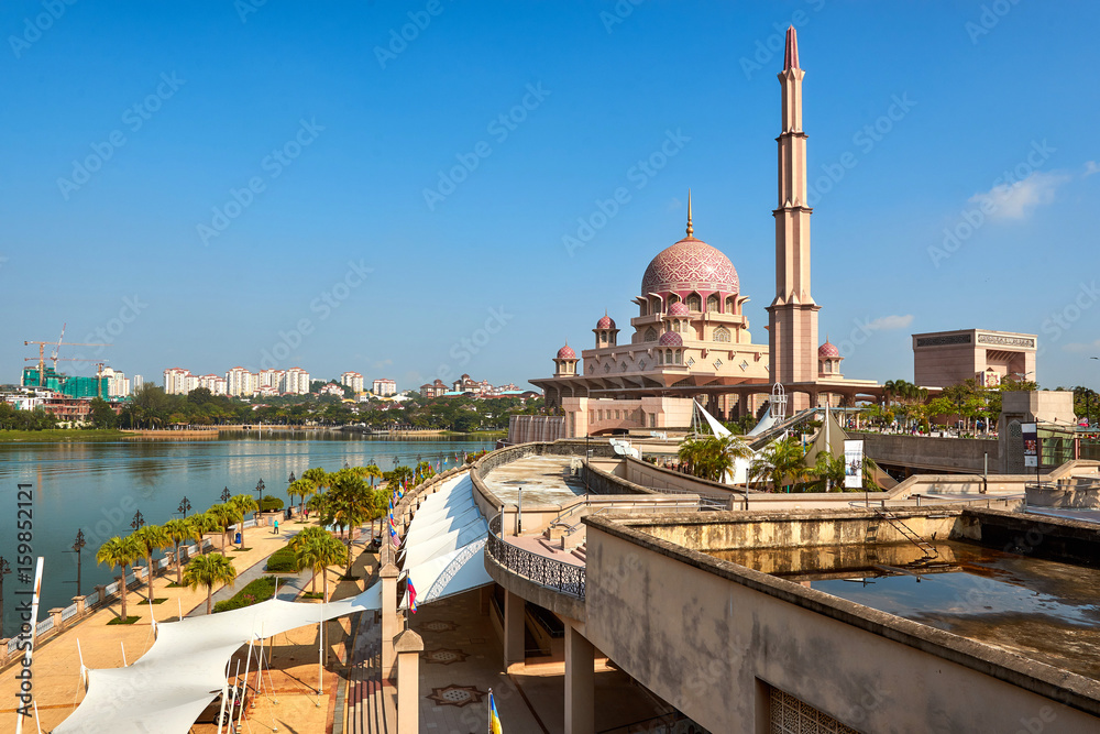 Naklejka premium Masjid Putra Mosque in Putrajaya, Malaysia