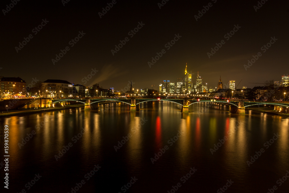 Frankfurter Skyline bei Nacht - von der Flößerbrücke