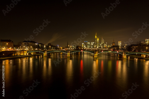Frankfurter Skyline bei Nacht - von der Flößerbrücke © Beatrice