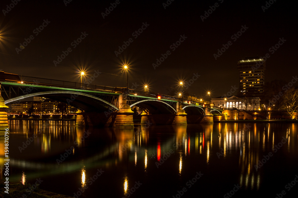 beleuchtete Brücke über den Main in Frankfurt