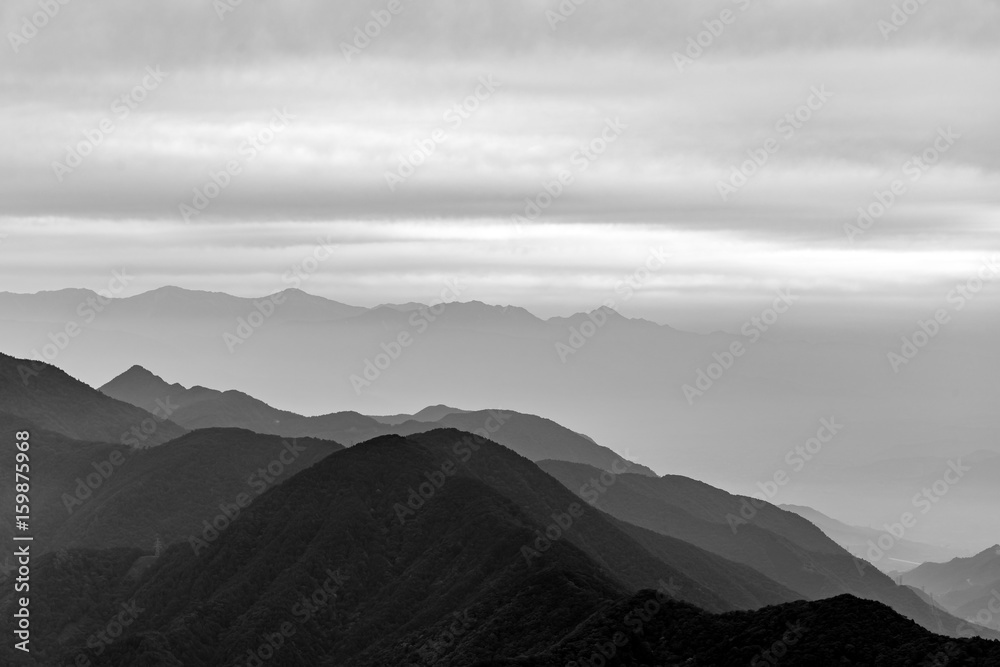 Φωτογραφία Black and white photo view to the foggy mountains from the summit of Mitsutōge i