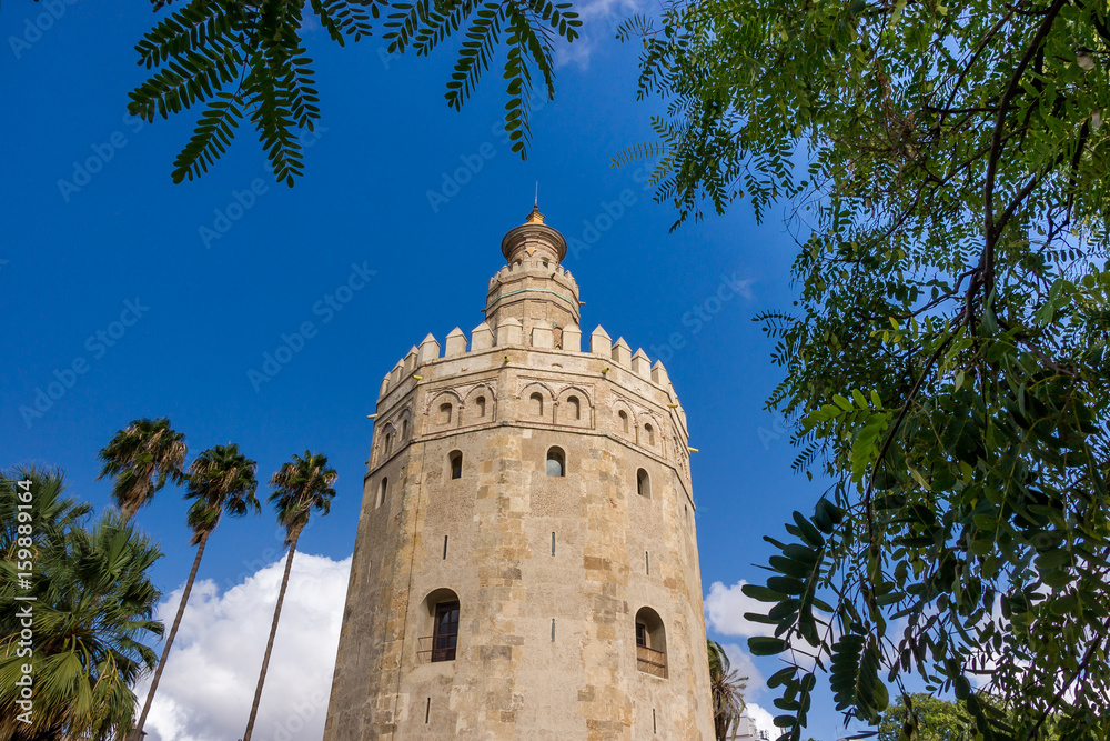 Der zwölfseitige Torre del Oro ist ein Wahrzeichen von Sevilla