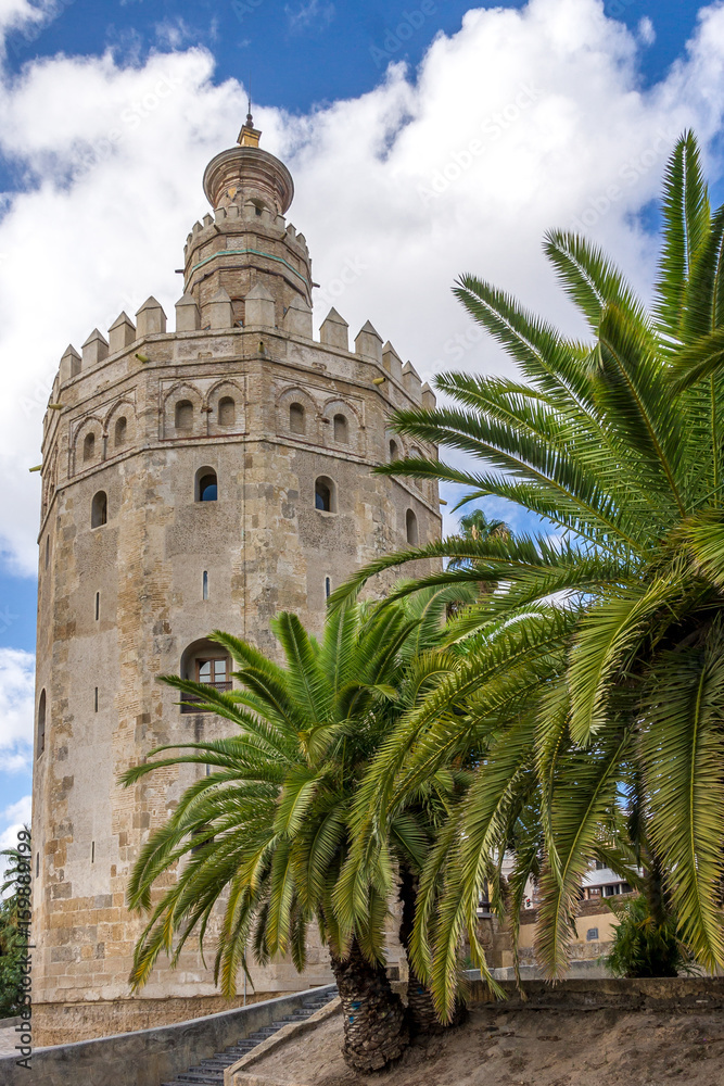 Der Torre del Oro in Sevilla als Teil der alten Stadtmauer