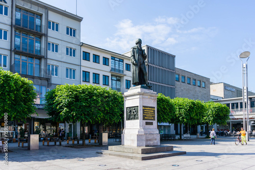 Tableau sur toile gutenbergdenkmal gutenberg-denkmal in Mainz bei blauen Himmel