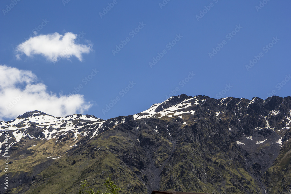 Горный пейзаж, красивый вид на живописное ущелье, горы и природа Кавказа