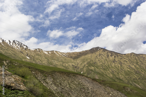 Горный пейзаж, красивый вид на живописное ущелье, горы и природа Кавказа