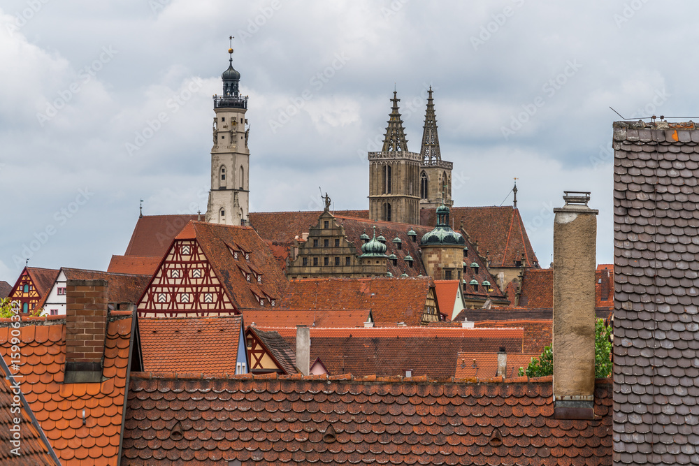 Φωτογραφία Stadtpanorama Rothenburg ob der Tauber mit prunkvollem Fachwerkhaus, dem Rathausturm (links) und der St