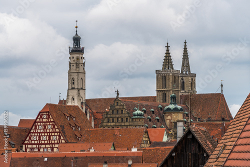 Stadtpanorama Rothenburg ob der Tauber mit Rathausturm (links) , prunkvollem Fachwerkhaus und der St. Jakobskirche (rechts)
