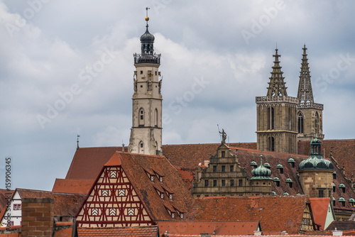 Typisches Stadtpanorama von Rothenburg ob der Tauber mit Rathausturm (links) und der St. Jakobskirche (rechts)
