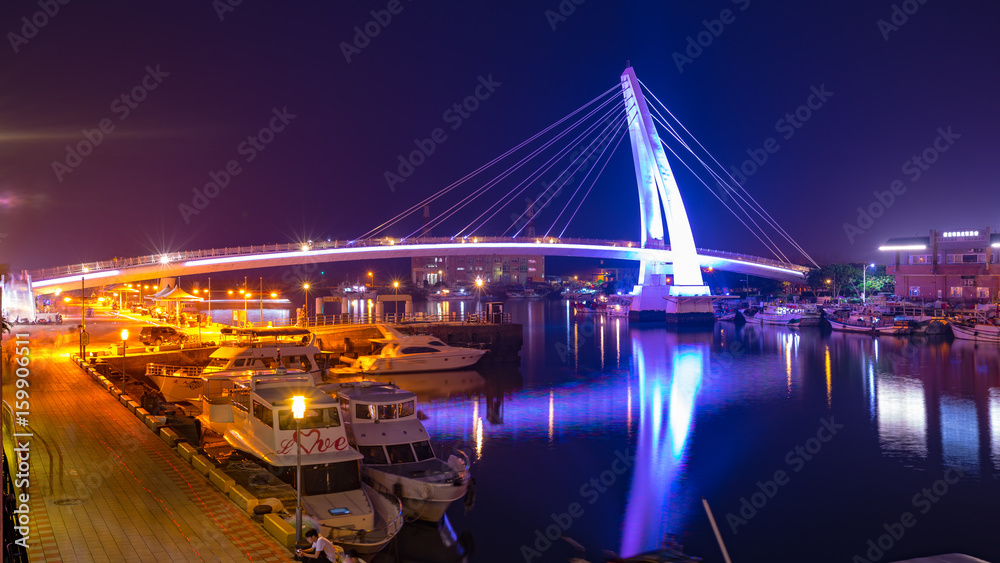 Fototapeta premium Lover's Bridge ,Tamshui Fisherman's Wharf, Taipei, Taiwan (taiwan famous scene)